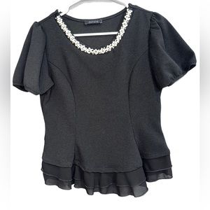 💙💙❤️ Black shirt with pearl details at neckline